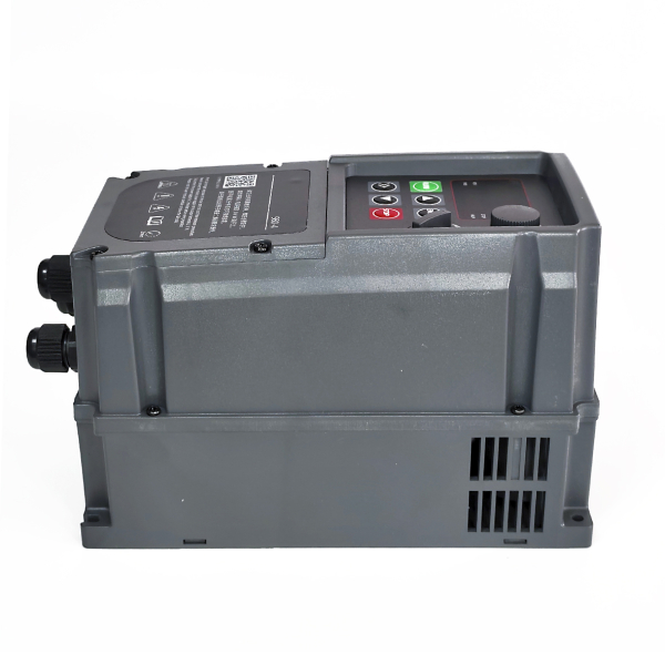 Фото - Частотний перетворювач з 220В 1фаза на 220В 3фази (1/3фаза) векторний 2.2KW M-Driver 980 з класом захисту IP66